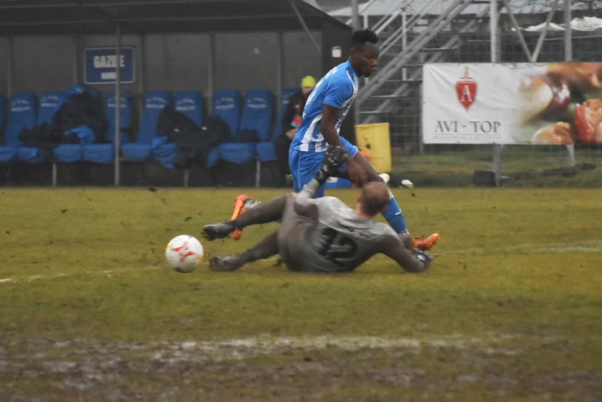 Imagini „medievale” în Moldova: fostul antrenor din Superligă, implicat în meciul jucat într-o „mlaștină” » Echipa lui a câștigat cu 7-0!