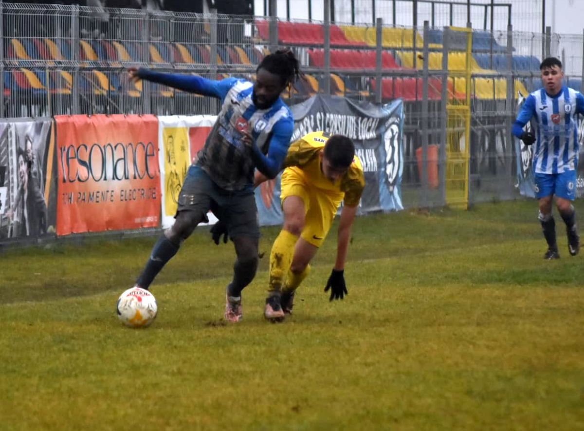 Imagini „medievale” în Moldova: fostul antrenor din Superligă, implicat în meciul jucat într-o „mlaștină” » Echipa lui a câștigat cu 7-0!