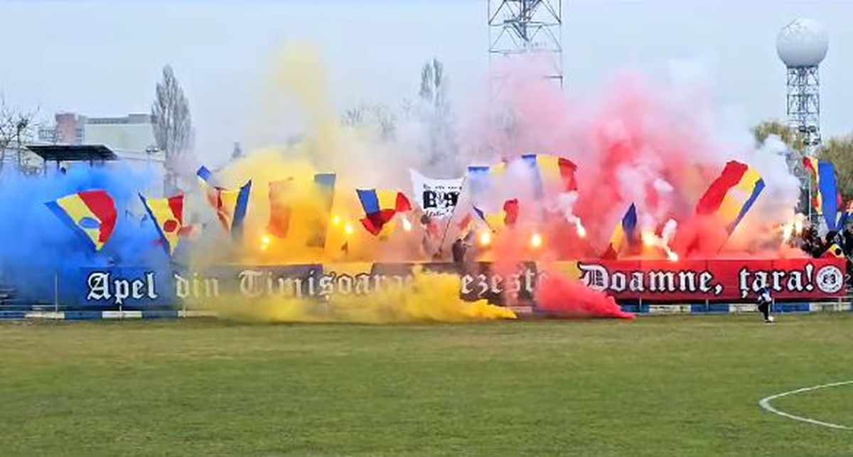 Atmosferă-manifest la un meci de Liga 3: „Apel din Timișoara: trezește, Doamne, țara!”