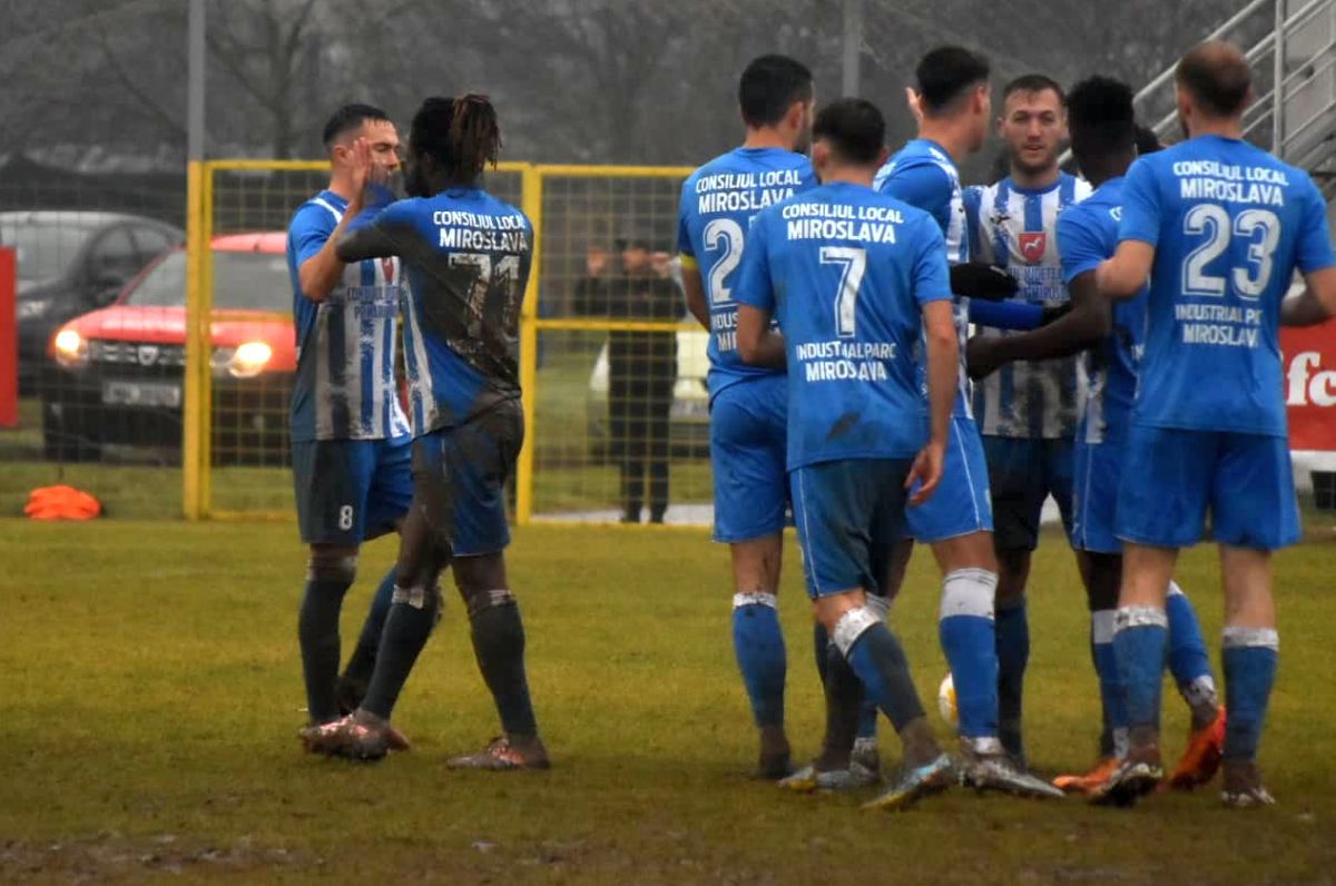 Imagini „medievale” în Moldova: fostul antrenor din Superligă, implicat în meciul jucat într-o „mlaștină” » Echipa lui a câștigat cu 7-0!