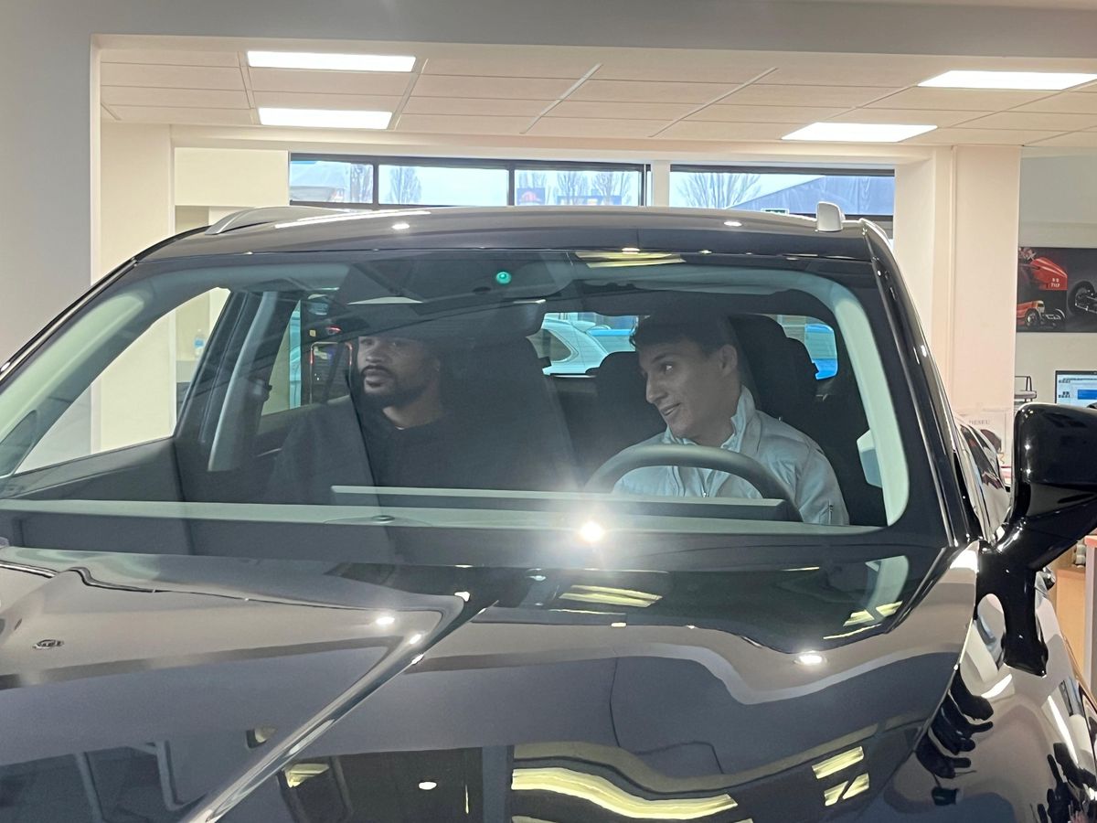 Fotbaliștii de la FCSB au testat azi noile automobile și au făcut declarații interesante: „Mă tentează cetățenia română”