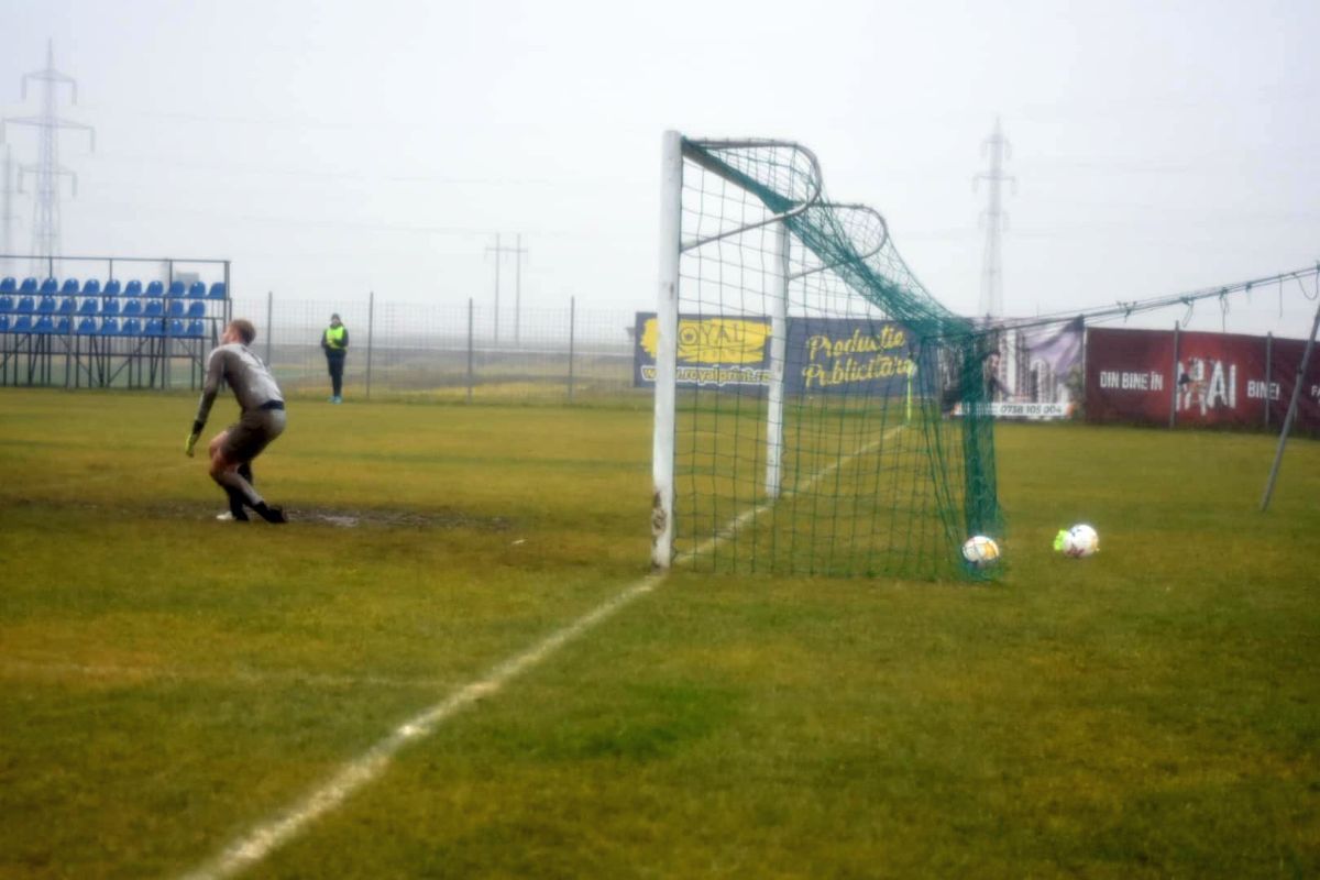 Imagini „medievale” în Moldova: fostul antrenor din Superligă, implicat în meciul jucat într-o „mlaștină” » Echipa lui a câștigat cu 7-0!