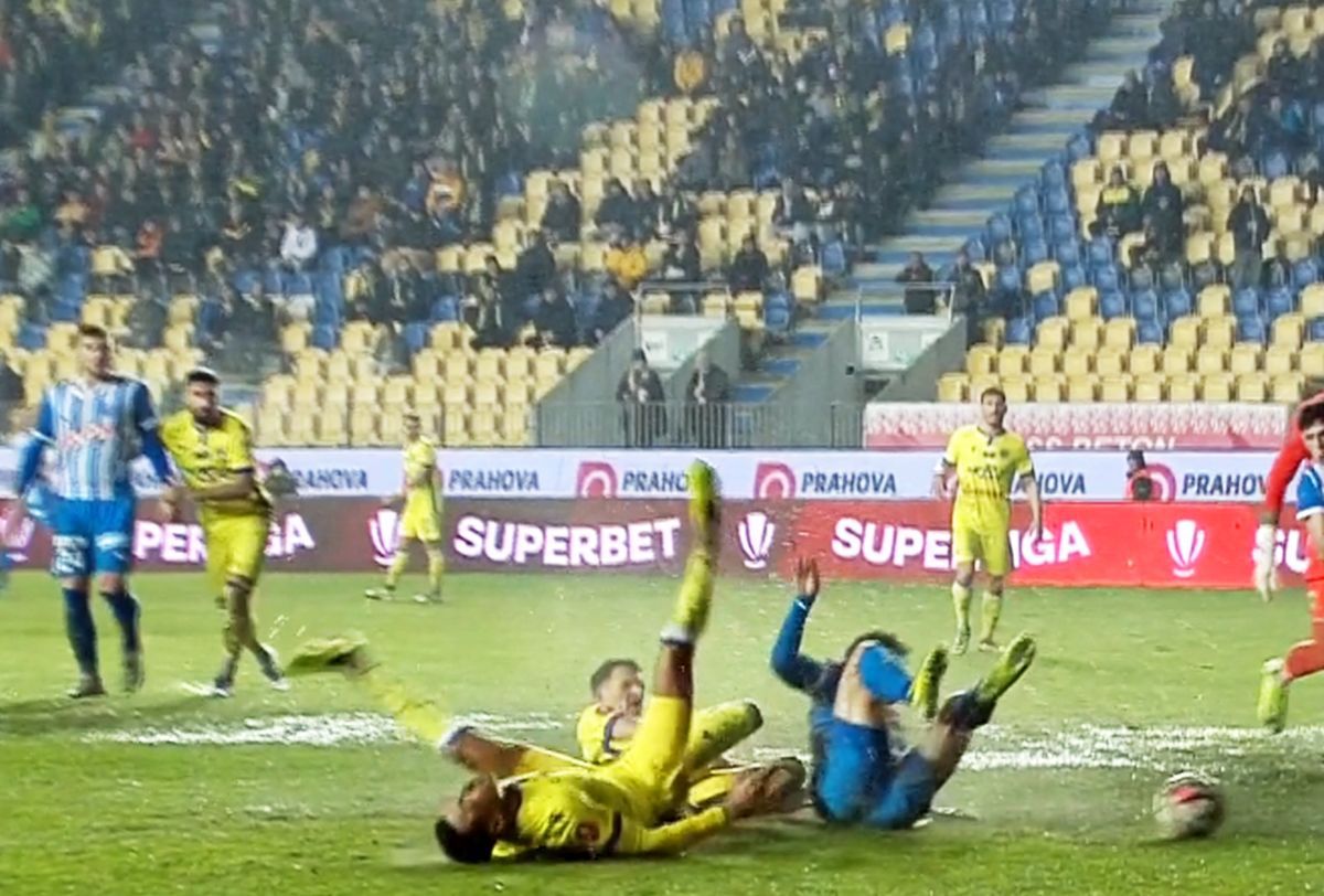 Urcat în ambulanță și transportat la spital, după ce s-a prăbușit pe gazon în Petrolul - Craiova! Primele informații despre starea fotbalistului