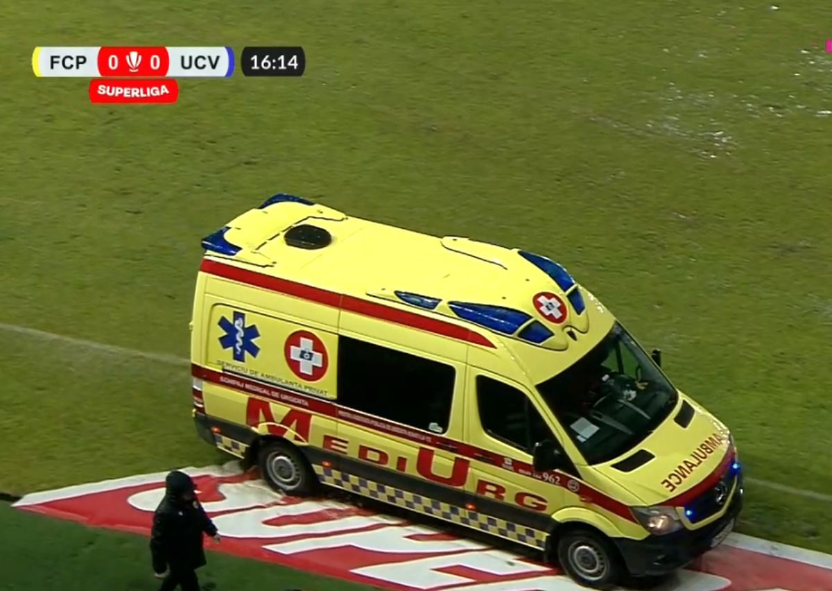 Urcat în ambulanță și transportat la spital, după ce s-a prăbușit pe gazon în Petrolul - Craiova! Primele informații despre starea fotbalistului