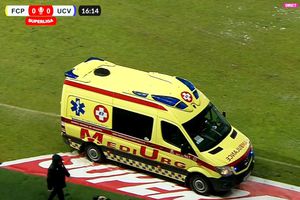 Petrolul - Universitatea Craiova, în etapa #19 din Superliga » Momente de panică, jucătorul s-a prăbușit pe teren și a fost transportat cu ambulanța la spital