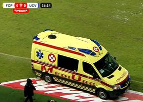 Petrolul - Universitatea Craiova, în etapa #19 din Superliga » Momente de panică, jucătorul s-a prăbușit pe teren și a fost transportat cu ambulanța la spital