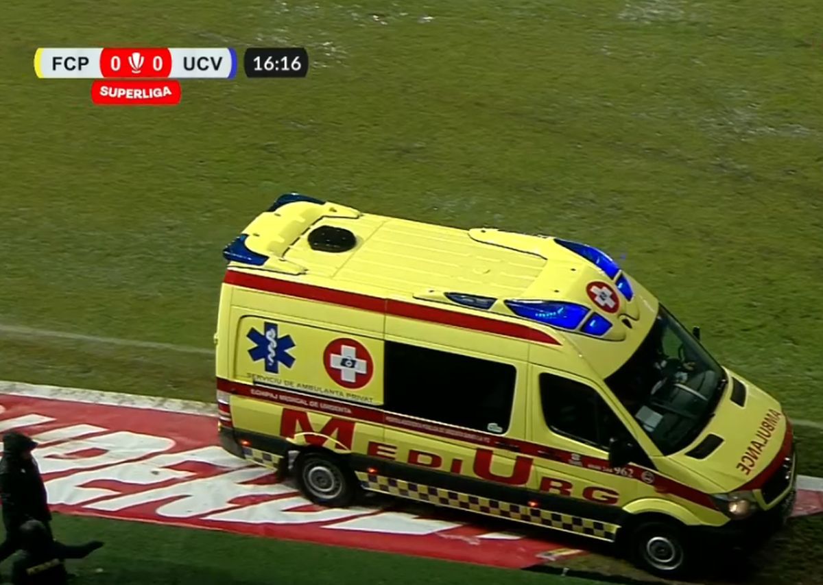 Urcat în ambulanță și transportat la spital, după ce s-a prăbușit pe gazon în Petrolul - Craiova