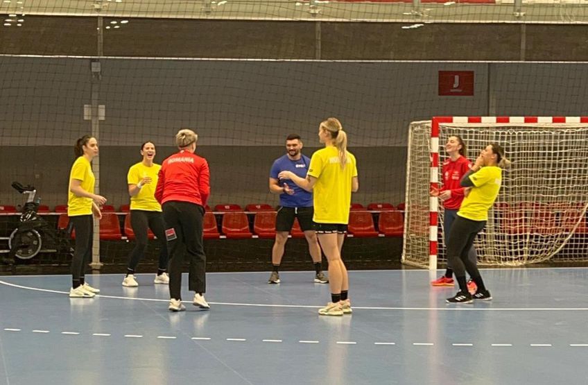 România a susținut sâmbătă seară antrenamentul oficial dinaintea meciului cu Ungaria, penultimul din grupa principală I a Campionatului European de handbal feminin.