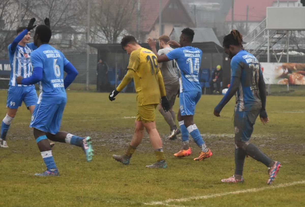 Imagini „medievale” în Moldova: fostul antrenor din Superligă, implicat în meciul jucat într-o „mlaștină” » Echipa lui a câștigat cu 7-0!