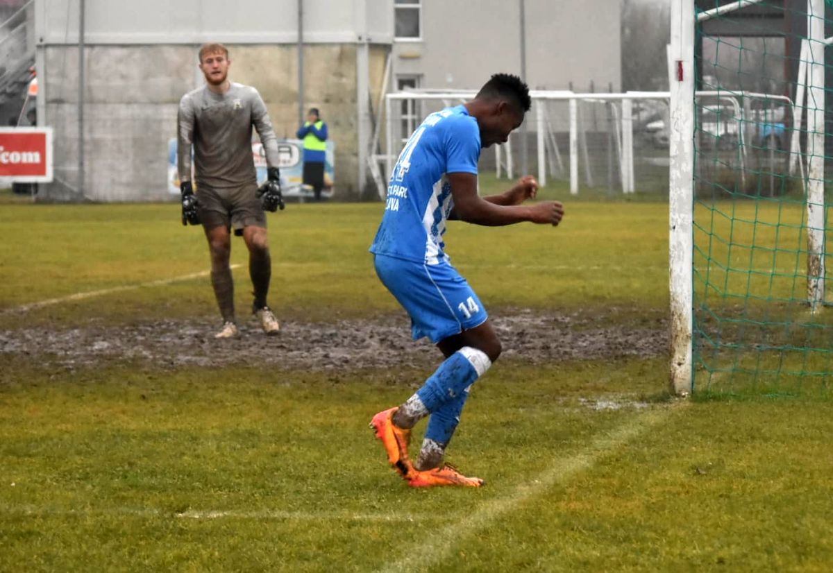 Imagini „medievale” în Moldova: fostul antrenor din Superligă, implicat în meciul jucat într-o „mlaștină” » Echipa lui a câștigat cu 7-0!