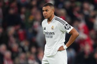 Fostul mare atacant al lui Real Madrid dă de pământ cu echipa lui Ancelotti: „Să trimită pe cineva la naiba! Mbappe, pe bancă!”
