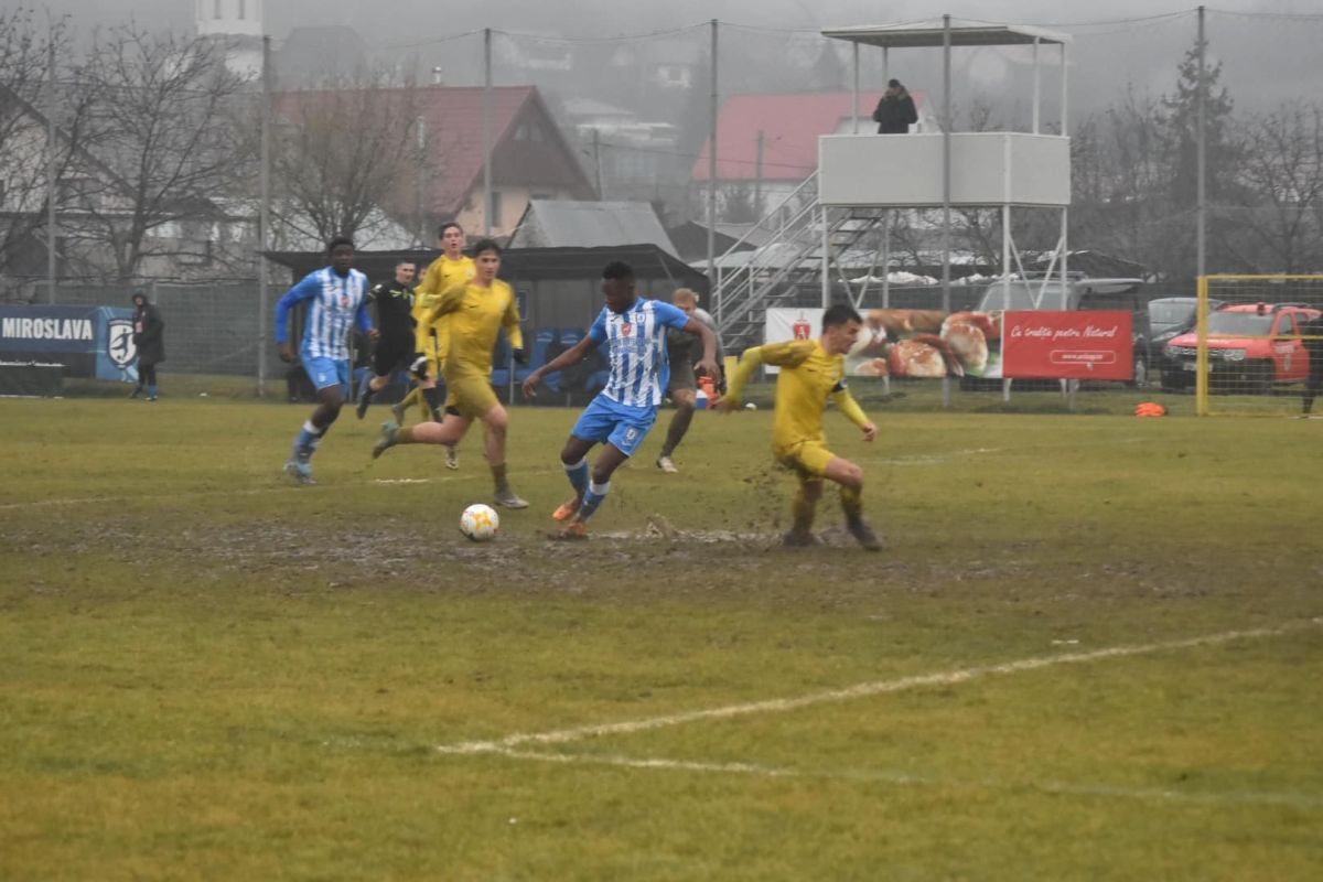Imagini „medievale” în Moldova: fostul antrenor din Superligă, implicat în meciul jucat într-o „mlaștină” » Echipa lui a câștigat cu 7-0!