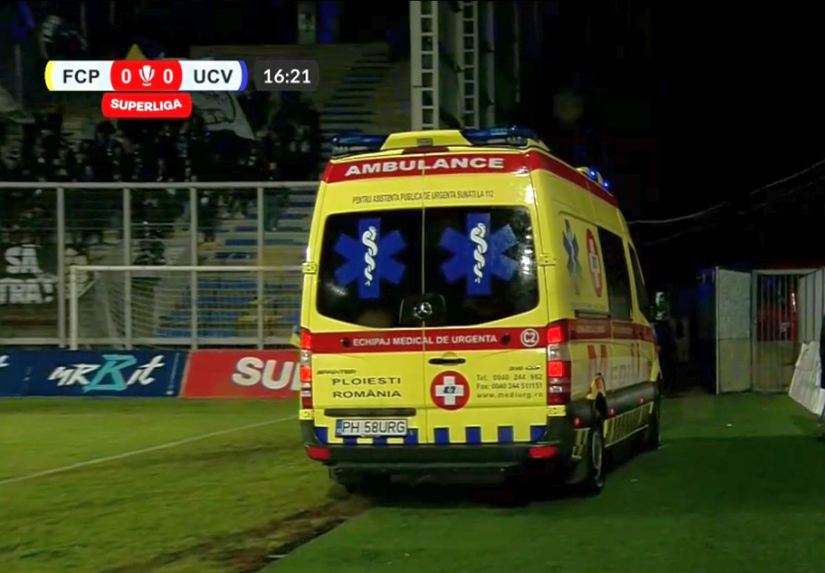 Urcat în ambulanță și transportat la spital, după ce s-a prăbușit pe gazon în Petrolul - Craiova