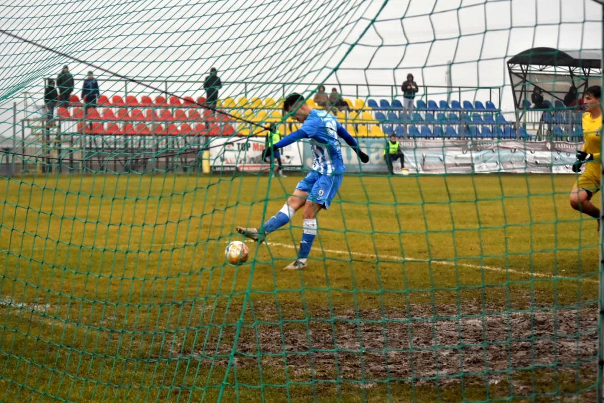 Imagini „medievale” în Moldova: fostul antrenor din Superligă, implicat în meciul jucat într-o „mlaștină” » Echipa lui a câștigat cu 7-0!