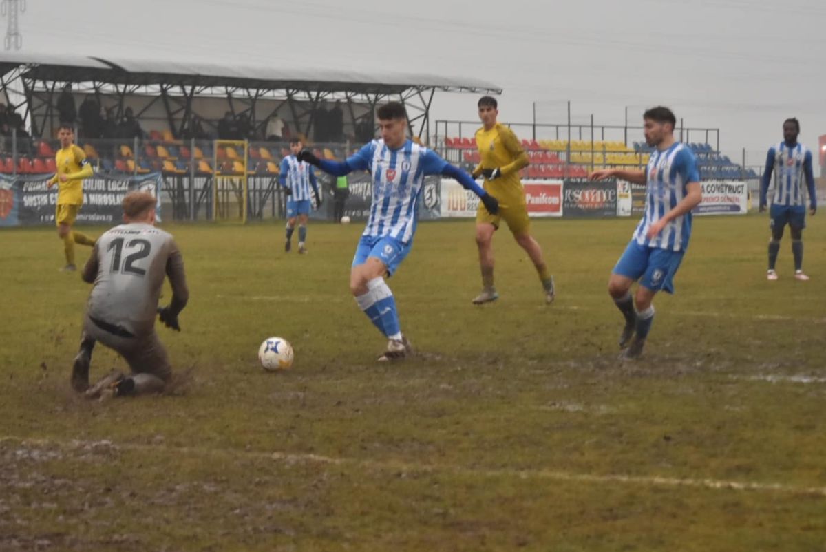 Imagini „medievale” în Moldova: fostul antrenor din Superligă, implicat în meciul jucat într-o „mlaștină” » Echipa lui a câștigat cu 7-0!