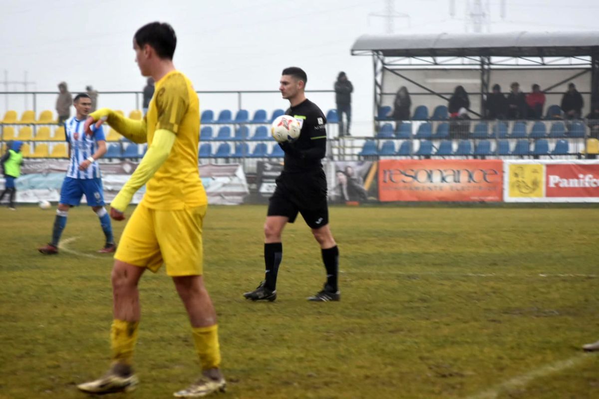 Imagini „medievale” în Moldova: fostul antrenor din Superligă, implicat în meciul jucat într-o „mlaștină” » Echipa lui a câștigat cu 7-0!