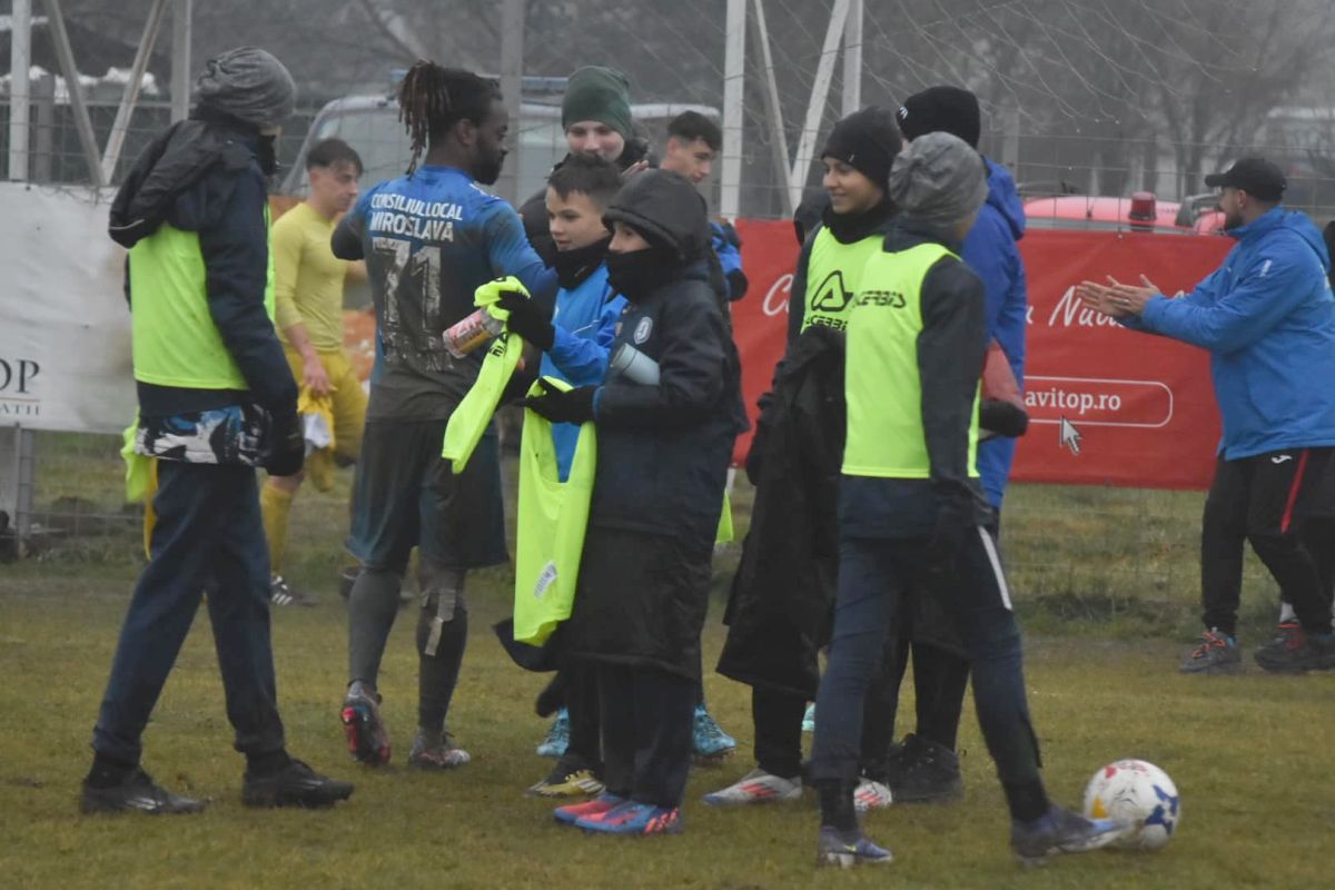 Imagini „medievale” în Moldova: fostul antrenor din Superligă, implicat în meciul jucat într-o „mlaștină” » Echipa lui a câștigat cu 7-0!