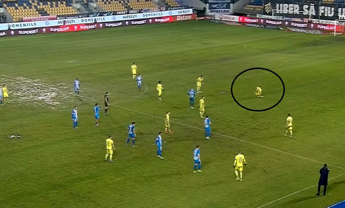 Urcat în ambulanță și transportat la spital, după ce s-a prăbușit pe gazon în Petrolul - Craiova! Primele informații despre starea fotbalistului