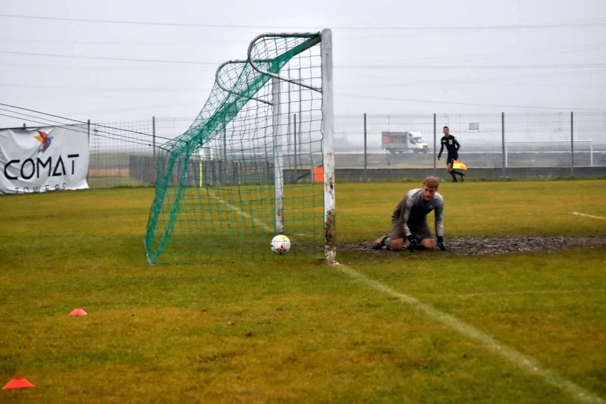Imagini „medievale” în Moldova: fostul antrenor din Superligă, implicat în meciul jucat într-o „mlaștină” » Echipa lui a câștigat cu 7-0!