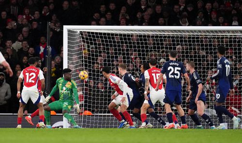 Portarul Andre Onana nu poate interveni la lovitura de cap din apropiere a lui Jurrien Timber / Foto: Imago