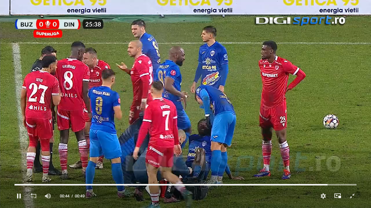 Intrarea neglijentă a lui Sivis a lăsat-o pe Dinamo cu om în minus din minutul 26 » Din camera VAR nu s-a intervenit