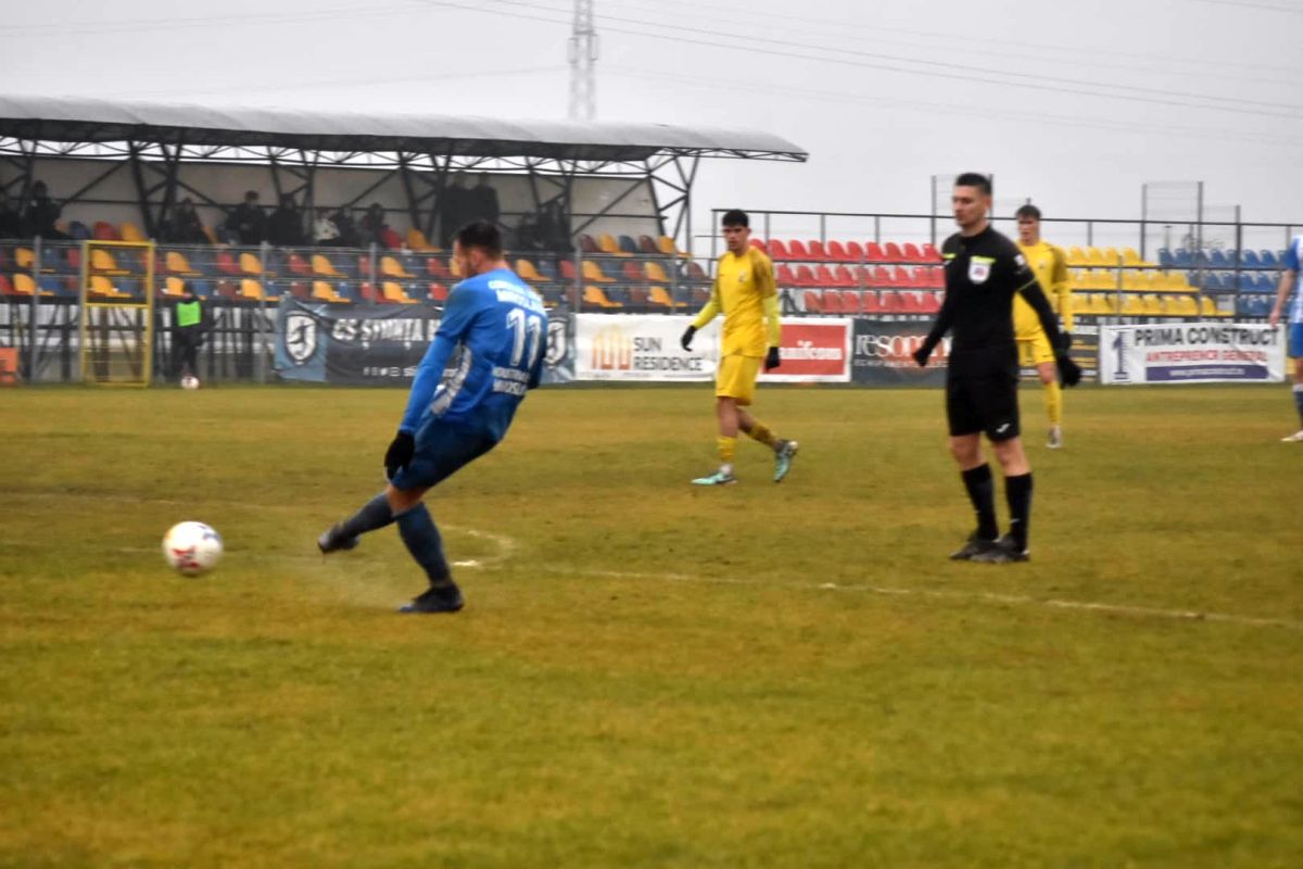 Imagini „medievale” în Moldova: fostul antrenor din Superligă, implicat în meciul jucat într-o „mlaștină” » Echipa lui a câștigat cu 7-0!