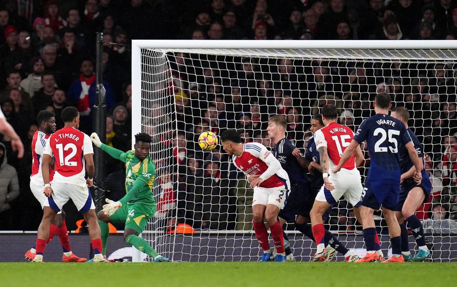 William Saliba deviază fortuit mingea trimisă cu capul de Thomas Partey, la golul al doilea al lui Arsenal / Foto: Imago Corner tricks. Schemele ingenioase și ideile fixe cu care Arsenal își subordonează obsedant adversarii!