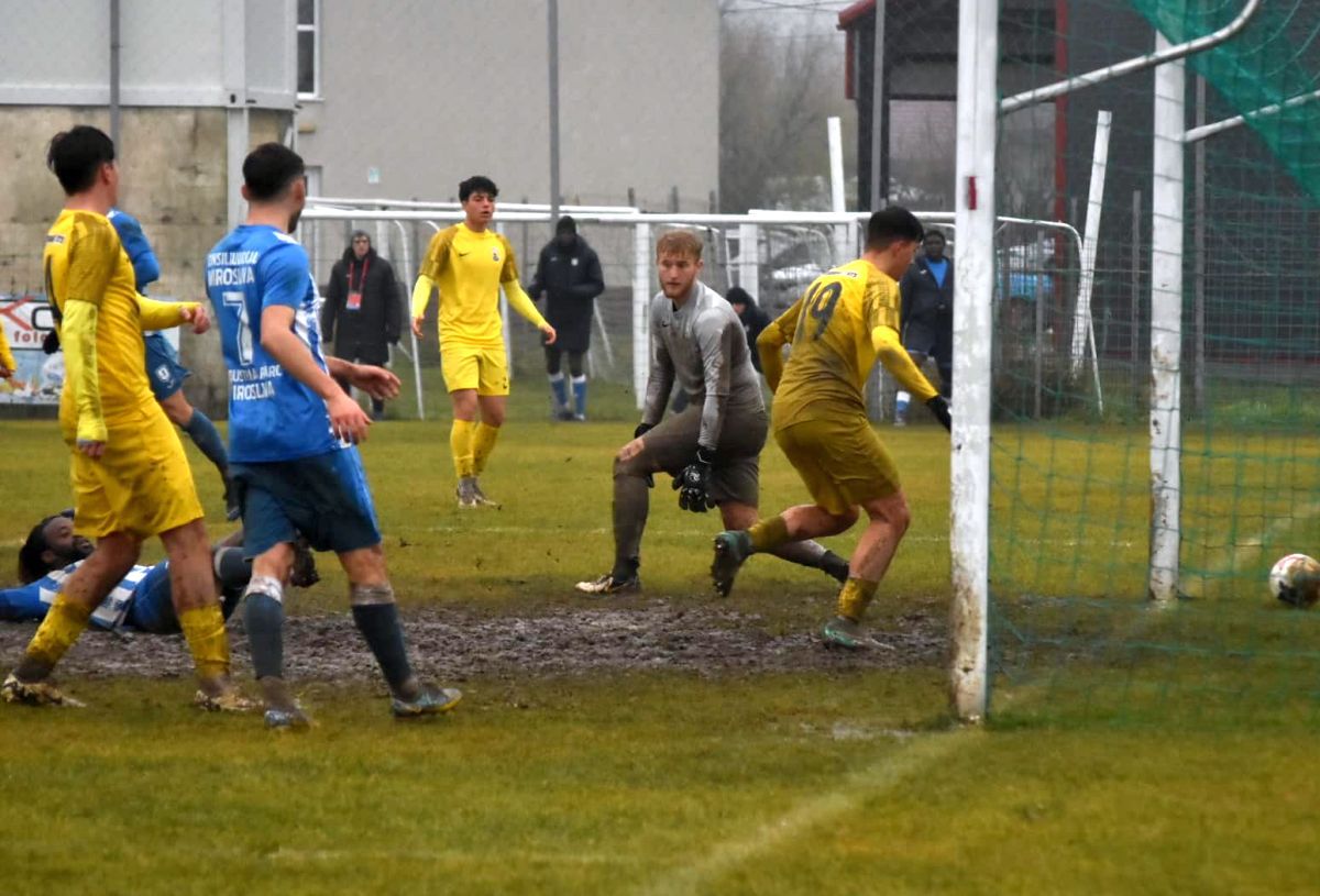 Imagini „medievale” în Moldova: fostul antrenor din Superligă, implicat în meciul jucat într-o „mlaștină” » Echipa lui a câștigat cu 7-0!