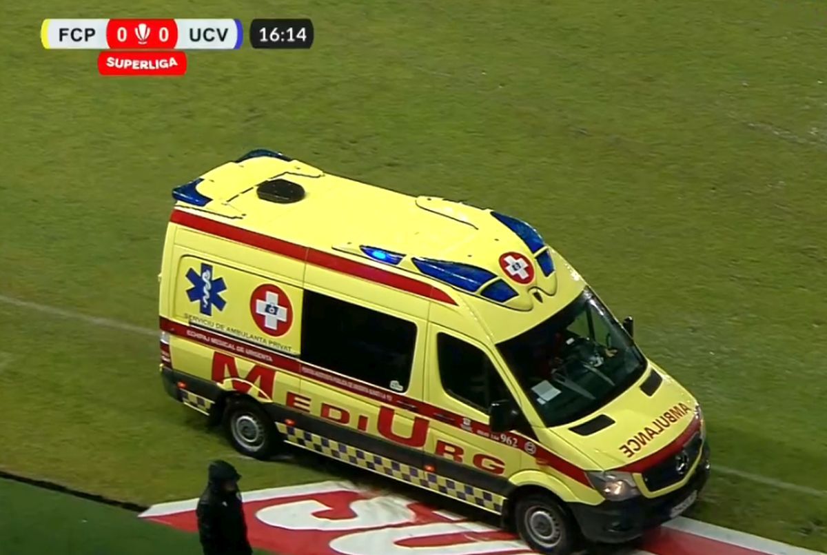Urcat în ambulanță și transportat la spital, după ce s-a prăbușit pe gazon în Petrolul - Craiova! Primele informații despre starea fotbalistului