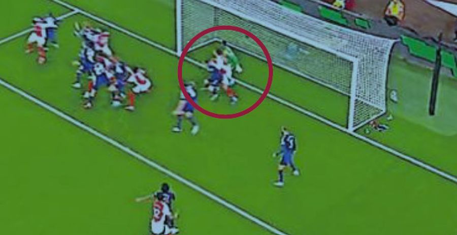 Blocarea portarului este esenițială pentru ca lovitura de colț să producă pericol maxim în careul mic advers / Foto: Captură TV Corner tricks. Schemele ingenioase și ideile fixe cu care Arsenal își subordonează obsedant adversarii!