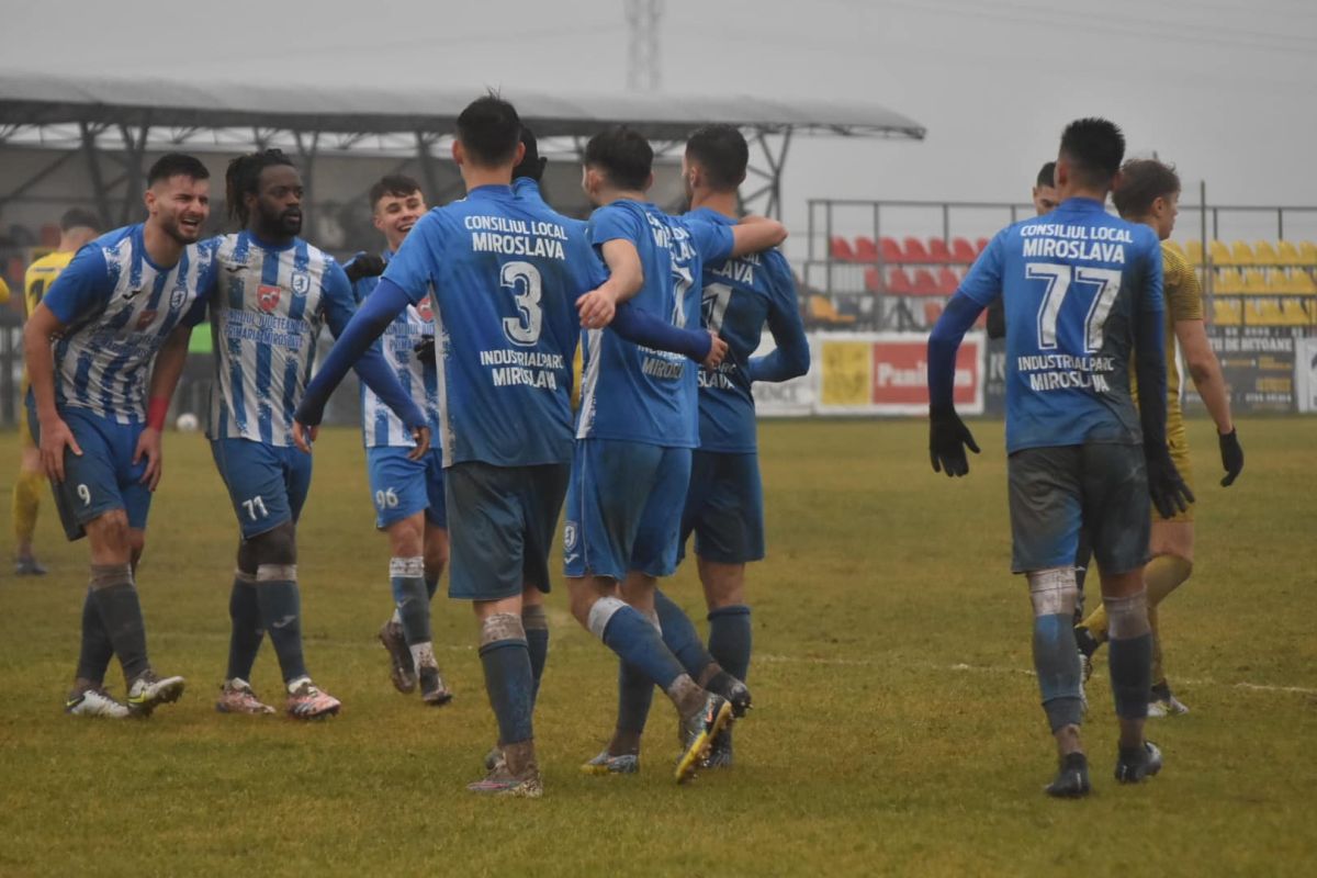 Imagini „medievale” în Moldova: fostul antrenor din Superligă, implicat în meciul jucat într-o „mlaștină” » Echipa lui a câștigat cu 7-0!