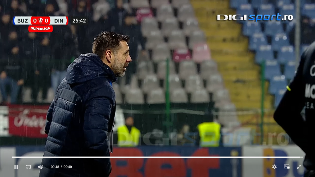 Intrarea neglijentă a lui Sivis a lăsat-o pe Dinamo cu om în minus din minutul 26 » Din camera VAR nu s-a intervenit