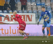 Intrarea neglijentă a lui Sivis a lăsat-o pe Dinamo cu om în minus din minutul 26 » Din camera VAR nu s-a intervenit