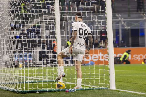 Dennis Man și colegii de Parma au fost prinși în plasă de Inter la Milano / Foto: Imago