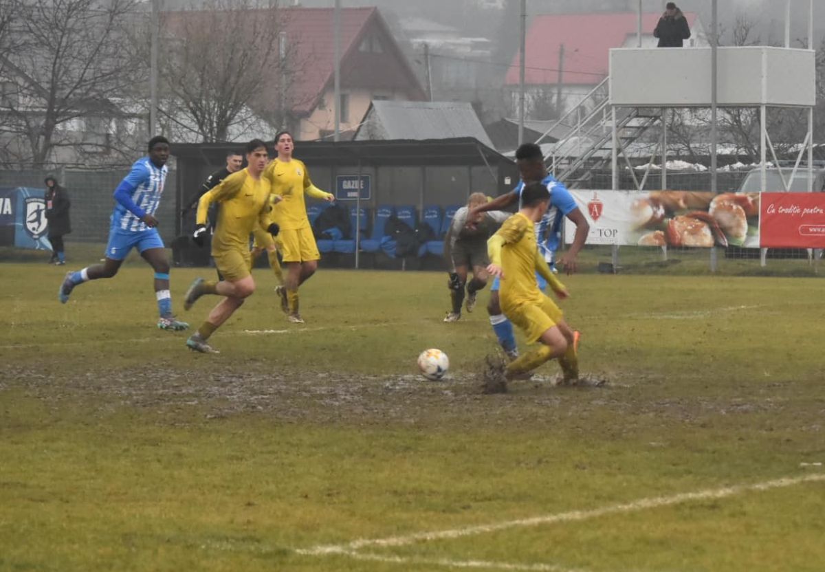 Imagini „medievale” în Moldova: fostul antrenor din Superligă, implicat în meciul jucat într-o „mlaștină” » Echipa lui a câștigat cu 7-0!