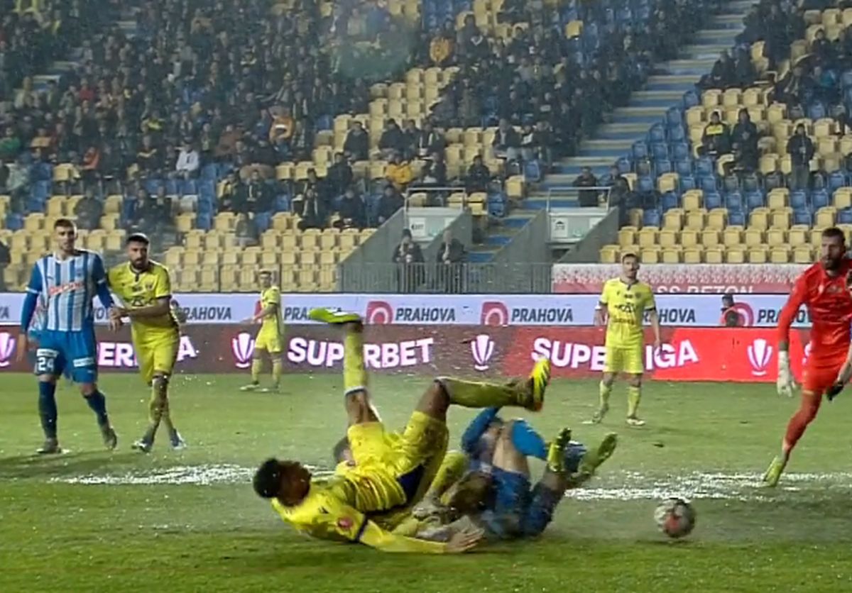 Urcat în ambulanță și transportat la spital, după ce s-a prăbușit pe gazon în Petrolul - Craiova! Primele informații despre starea fotbalistului