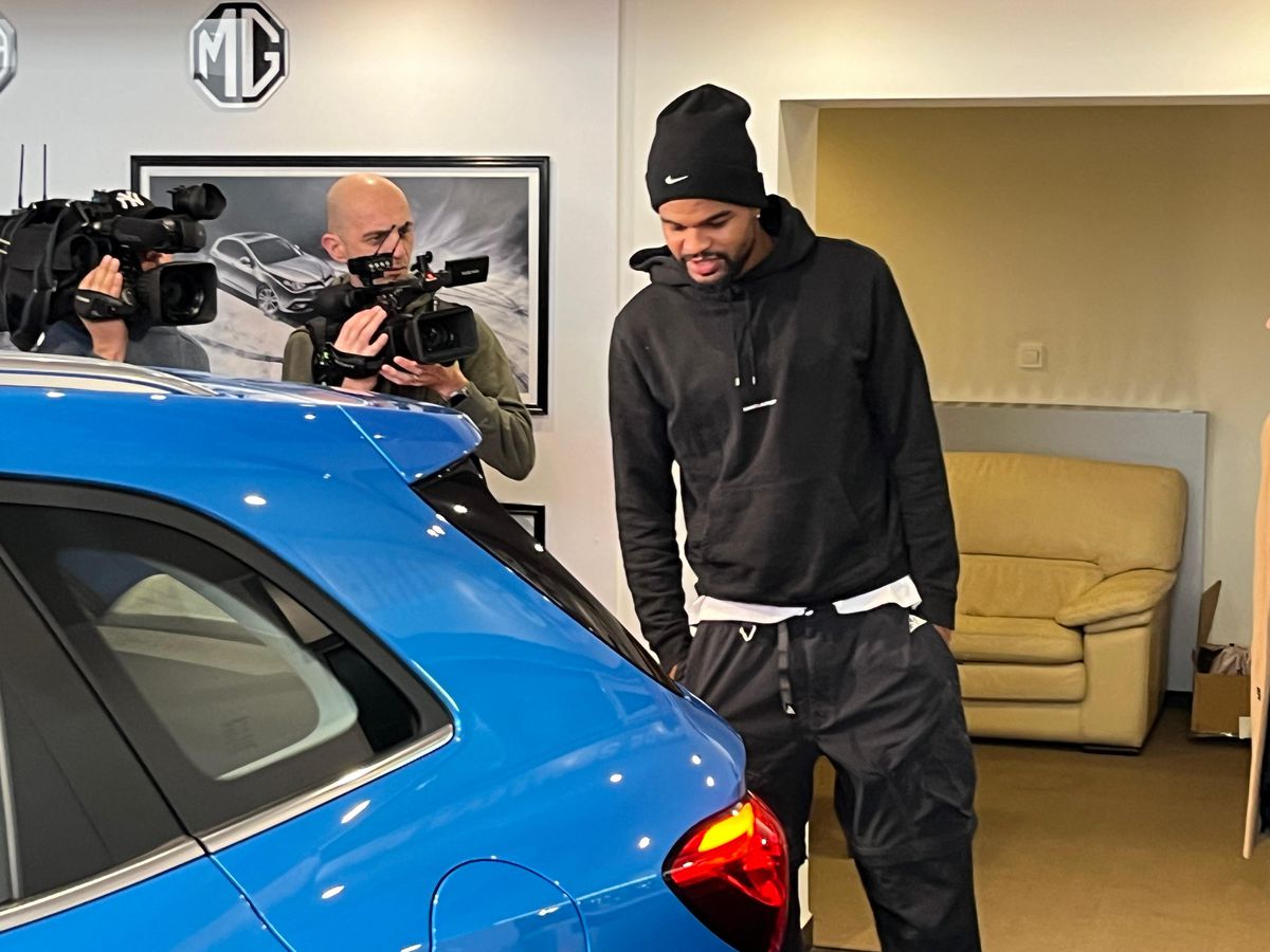 Fotbaliștii de la FCSB au testat azi noile automobile și au făcut declarații interesante: „Mă tentează cetățenia română”