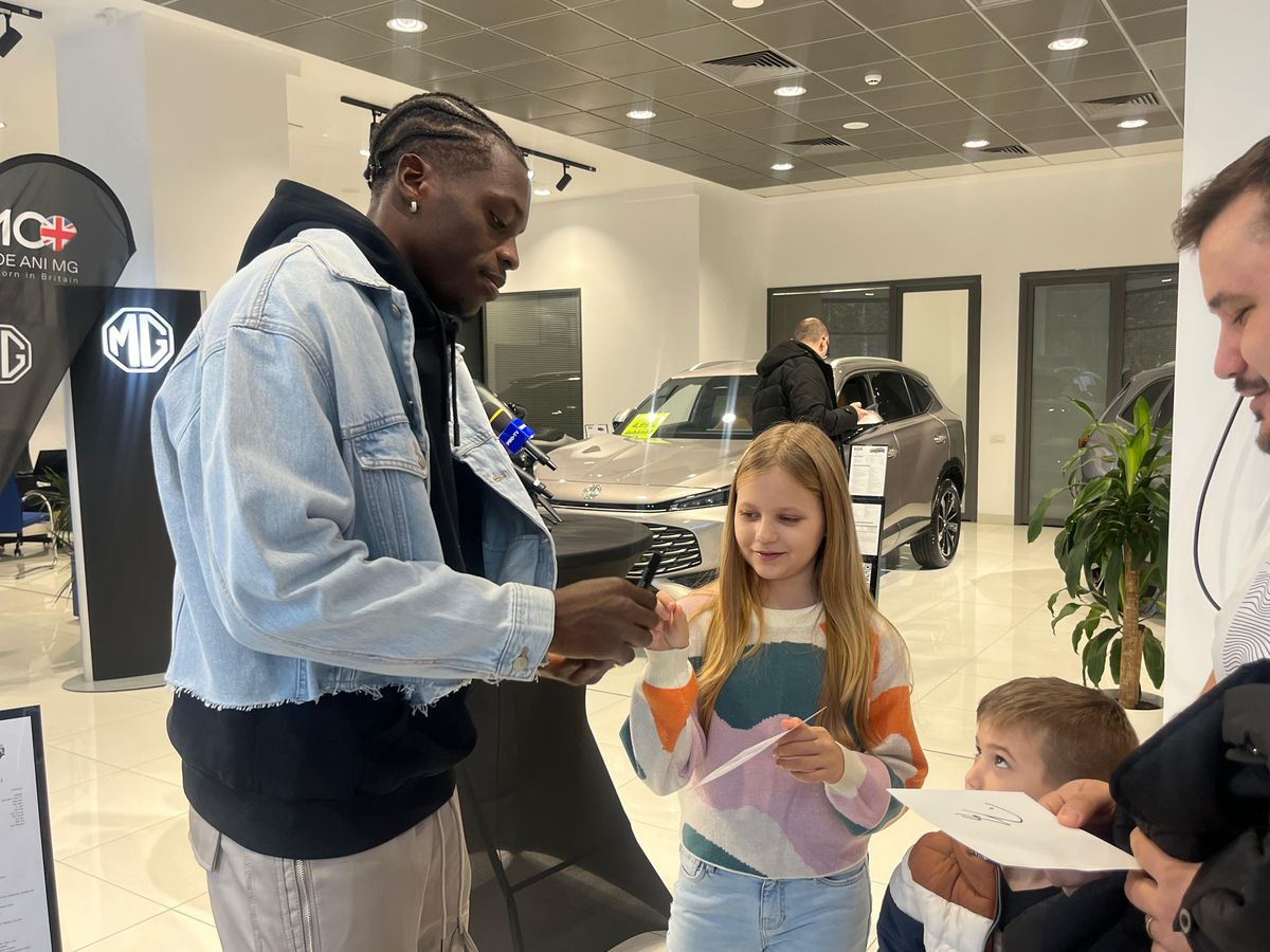 Fotbaliștii de la FCSB au testat azi noile automobile și au făcut declarații interesante: „Mă tentează cetățenia română”