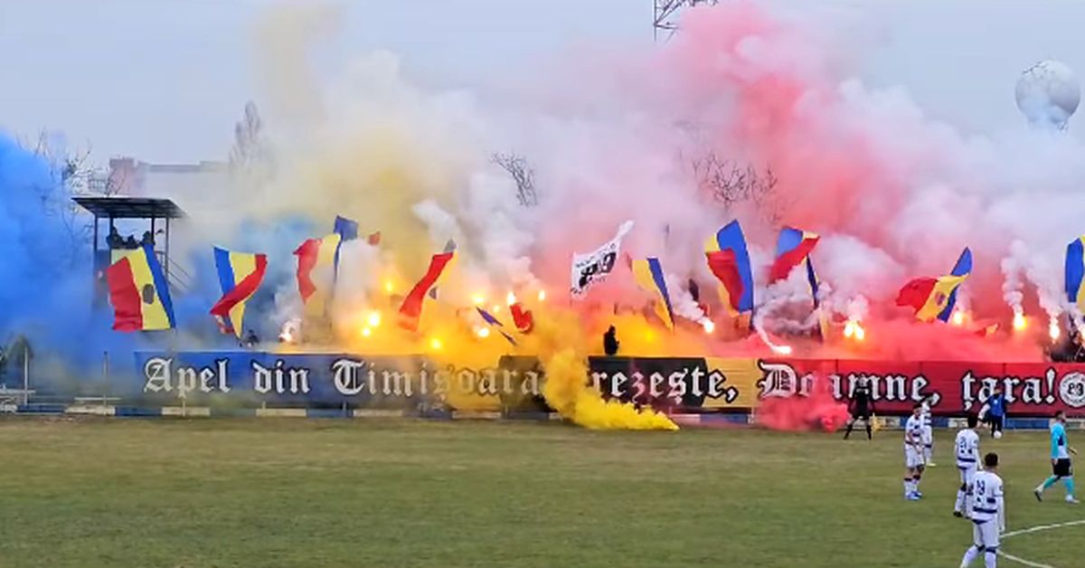 Atmosferă-manifest la un meci de Liga 3: „Apel din Timișoara: trezește, Doamne, țara!”