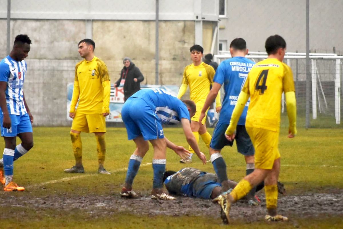 Imagini „medievale” în Moldova: fostul antrenor din Superligă, implicat în meciul jucat într-o „mlaștină” » Echipa lui a câștigat cu 7-0!