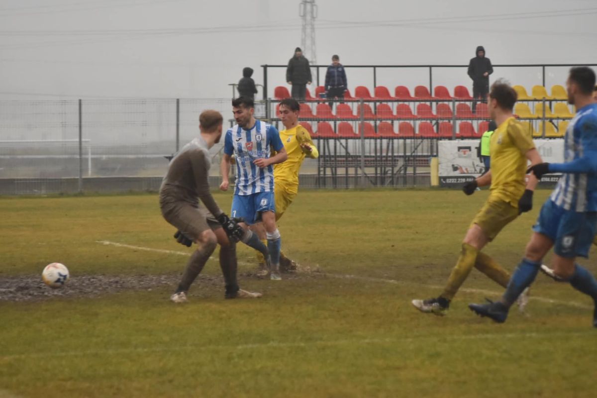 Imagini „medievale” în Moldova: fostul antrenor din Superligă, implicat în meciul jucat într-o „mlaștină” » Echipa lui a câștigat cu 7-0!