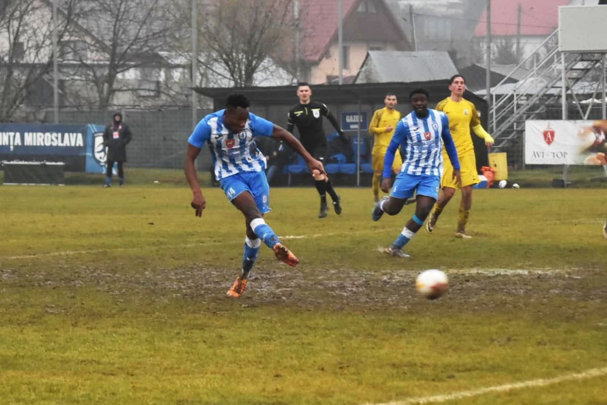 Imagini „medievale” în Moldova: fostul antrenor din Superligă, implicat în meciul jucat într-o „mlaștină” » Echipa lui a câștigat cu 7-0!