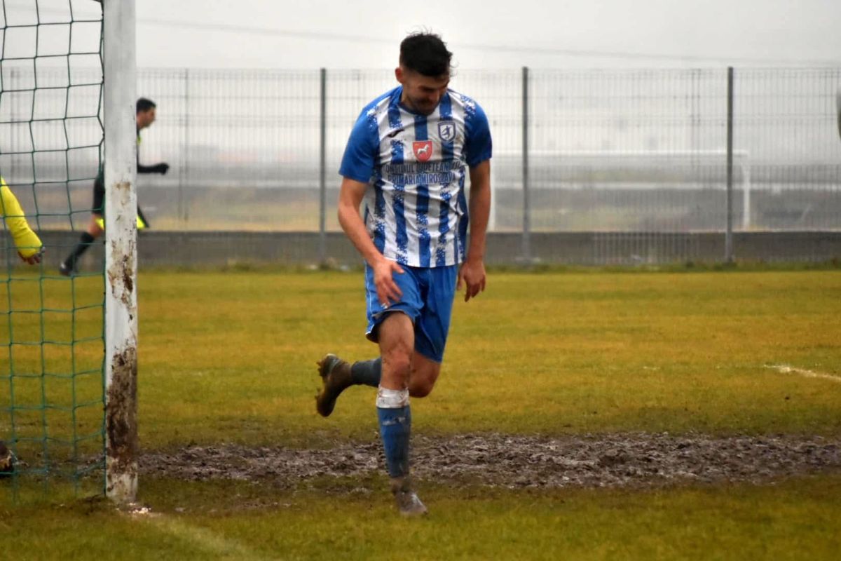 Imagini „medievale” în Moldova: fostul antrenor din Superligă, implicat în meciul jucat într-o „mlaștină” » Echipa lui a câștigat cu 7-0!