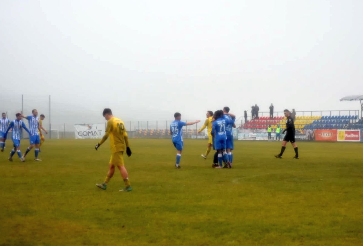 Imagini „medievale” în Moldova: fostul antrenor din Superligă, implicat în meciul jucat într-o „mlaștină” » Echipa lui a câștigat cu 7-0!