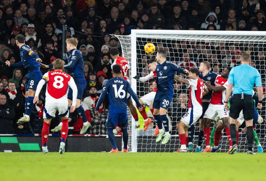 Jurrien Timber deviază cu capul în plasă mingea centrată din corner de către Declan Rice, pentru 1-0 / Foto: Imago Corner tricks. Schemele ingenioase și ideile fixe cu care Arsenal își subordonează obsedant adversarii!