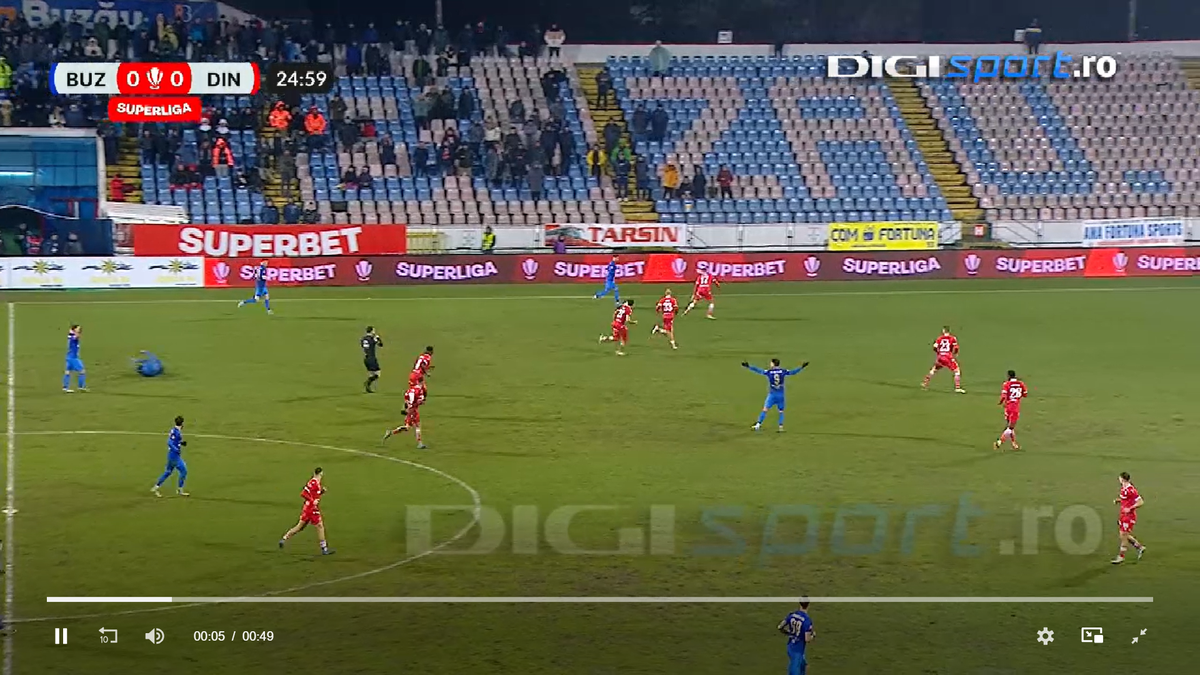 Intrarea neglijentă a lui Sivis a lăsat-o pe Dinamo cu om în minus din minutul 26 » Din camera VAR nu s-a intervenit