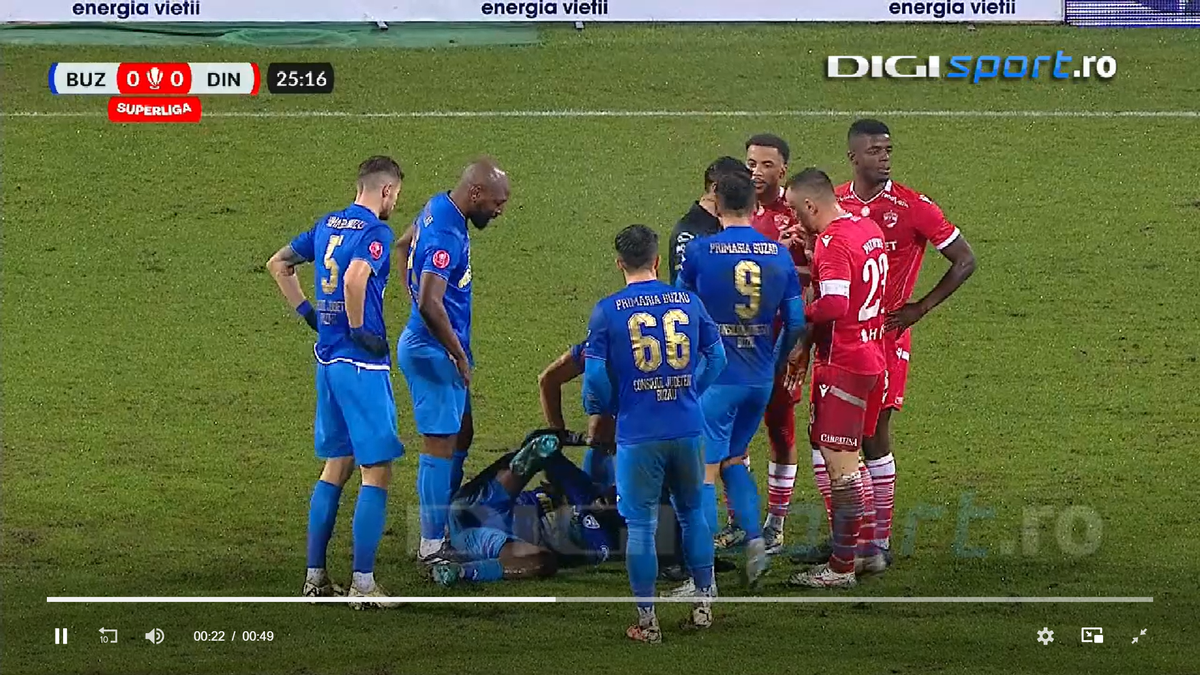 Intrarea neglijentă a lui Sivis a lăsat-o pe Dinamo cu om în minus din minutul 26 » Din camera VAR nu s-a intervenit