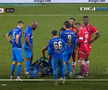 Intrarea neglijentă a lui Sivis a lăsat-o pe Dinamo cu om în minus din minutul 26 » Din camera VAR nu s-a intervenit