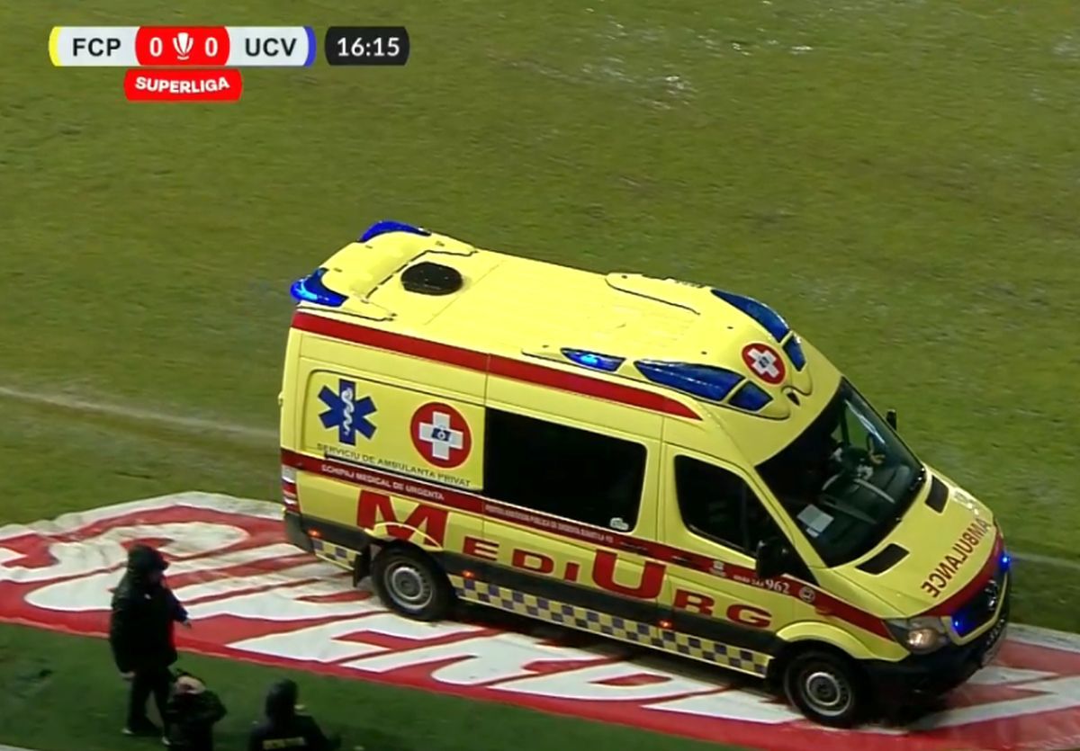 Urcat în ambulanță și transportat la spital, după ce s-a prăbușit pe gazon în Petrolul - Craiova