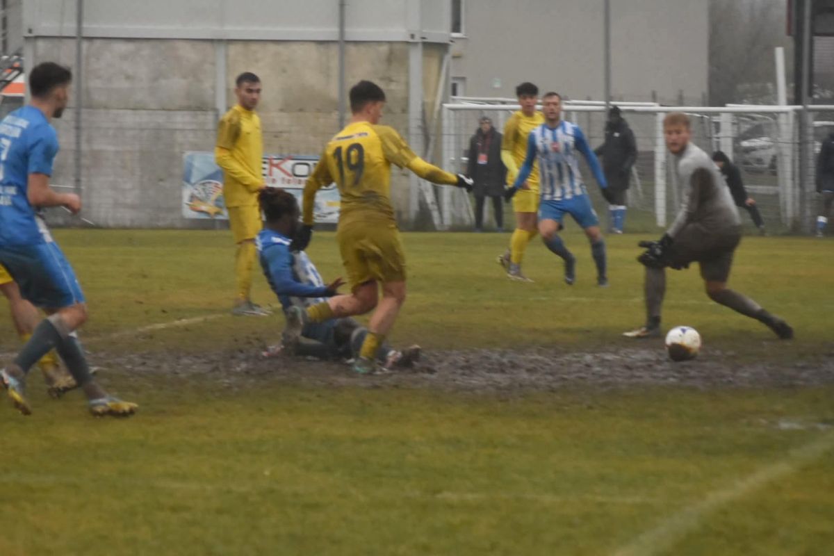 Imagini „medievale” în Moldova: fostul antrenor din Superligă, implicat în meciul jucat într-o „mlaștină” » Echipa lui a câștigat cu 7-0!